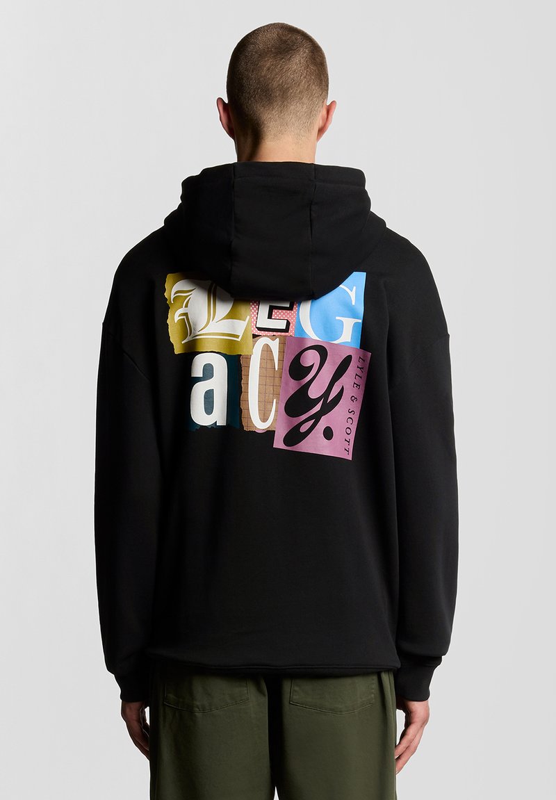 Juodas džemperis su gausiai marginta raidžių ir raštų koliažo kompozicija ant nugaros, turintis laisvą siluetą ir gobtuvą su raišteliais.