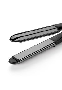 Plancha de pelo de cerámica negra con placas lisas, bordes redondeados y un agarre texturizado. El diseño presenta un acabado pulido y elegante.
