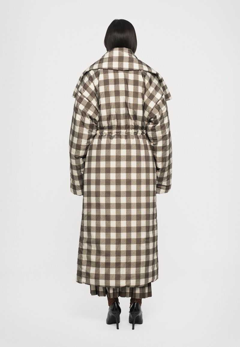 Jinaning er-xotin anal Qariyalar uyi porno video