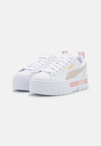 Vita plattformssneakers med en texturerad ovandel, guld- och rosa detaljer, rund tå och en tjock, ribbad sula. Innehåller snörningsdesign och dragflikar.