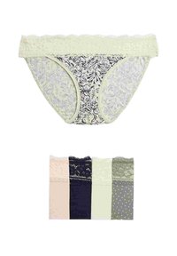 Bloemmotieven met kant afgewerkte slipjes in lichtgeel, met vier extra paren in verschillende kleuren en texturen.