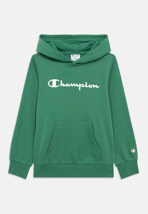 Grønn Champion-hettegenser med kengurulomme foran, logo på brystet og liten logo på venstre ermekant.