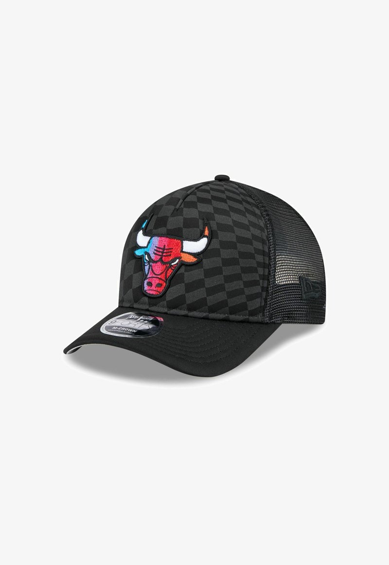 Schwarze Mesh-Kappe mit buntem gesticktem Bull-Logo auf einem karierten Muster, mit einem gebogenen Schirm und einem New Era-Tag auf dem Schirm.