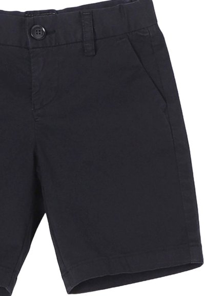 Pantaloni corti neri in cotone con chiusura a bottone, dotati di due tasche frontali e orlo dritto. Il tessuto ha una consistenza liscia.