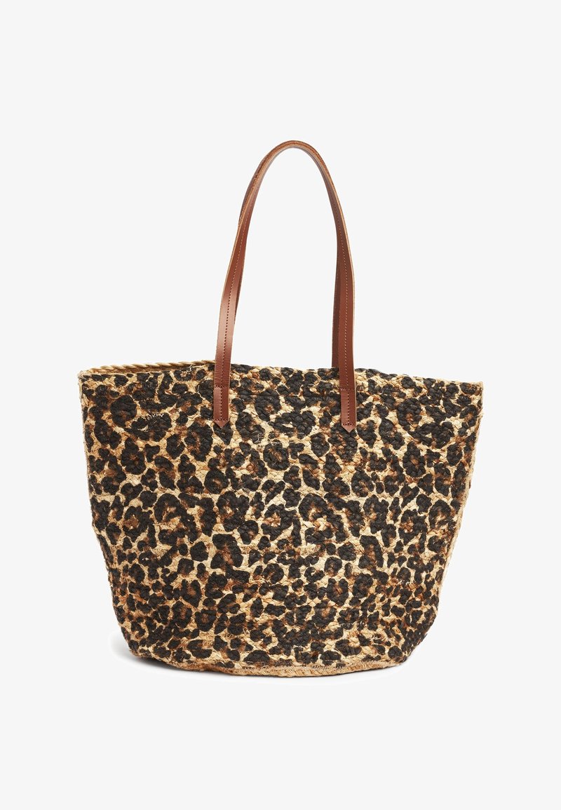 Sac fourre-tout tissé avec motif léopard, doté de poignées en cuir marron, offrant une large ouverture et une forme structurée, fabriqué à partir de fibres naturelles.