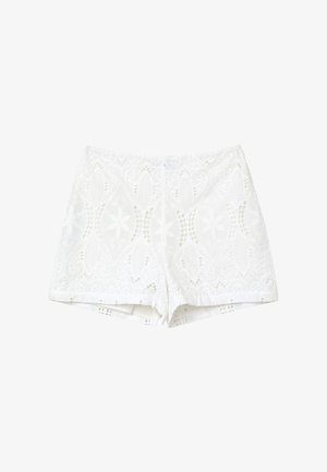 Short en dentelle blanche avec motifs floraux découpés, doté d'une broderie raffinée et d'une taille ajustée.