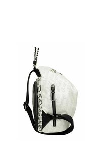 Sac à dos blanc et noir avec une forme unique, présentant des motifs textuels, des éléments métalliques argentés et une sangle tressée. Comprend des compartiments zippés.