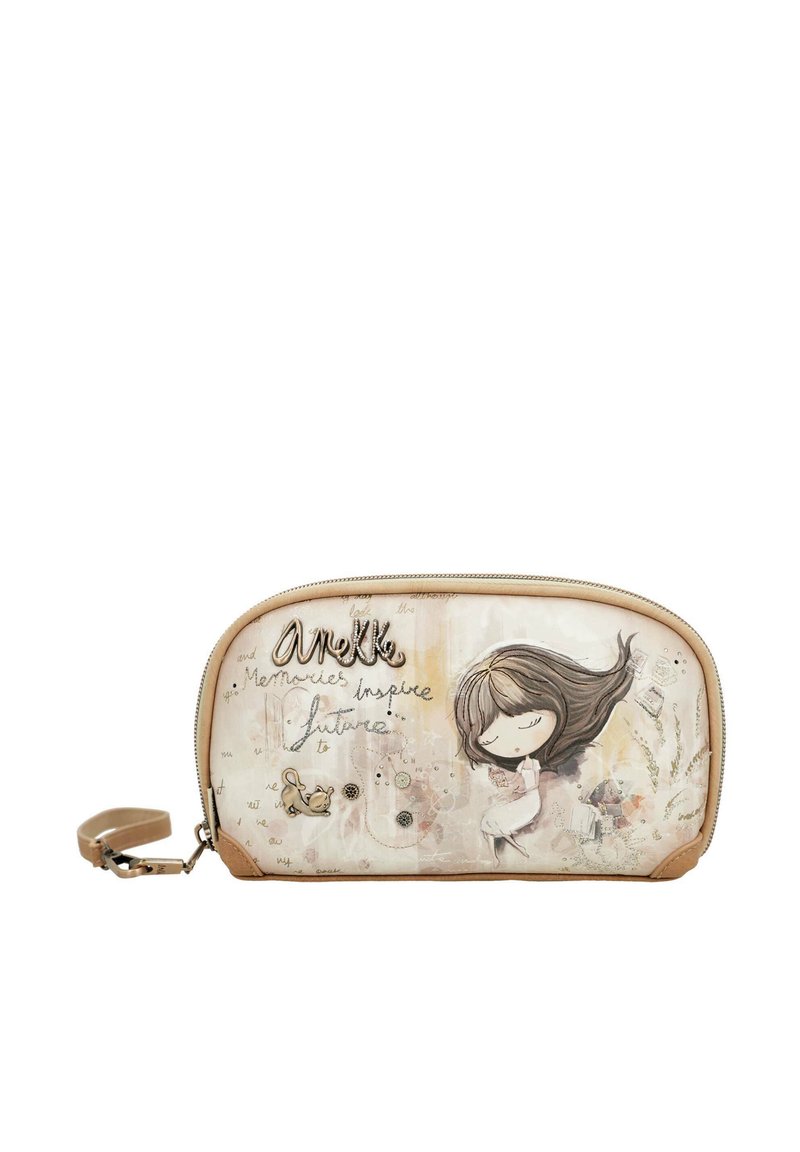 Cartera con cremallera en color crema, con una ilustración impresa de una niña y un perro, acentuada por texto y patrones, con un borde de cuero en color marrón claro y correa para la muñeca.