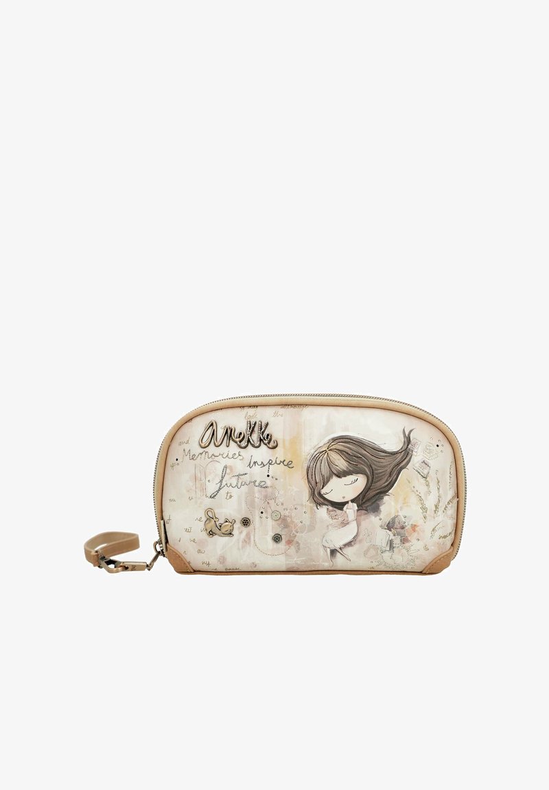 Cartera con cremallera en color crema, con una ilustración impresa de una niña y un perro, acentuada por texto y patrones, con un borde de cuero en color marrón claro y correa para la muñeca.