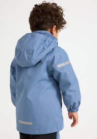 Lichtblauwe waterdichte jas met capuchon, elastische manchetten en reflecterende accenten op de mouwen. Glad textuur, casual ontwerp.