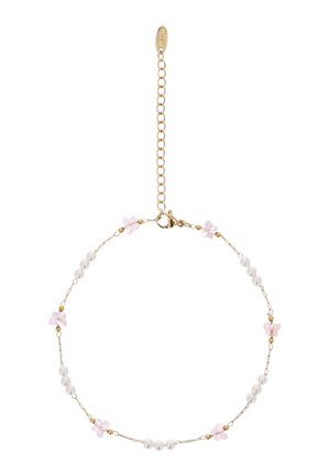 Delikatna bransoletka z cienkiego złotego łańcuszka z małymi białymi perłami i jasnoróżowymi motylkami, wyposażona w zapięcie typu karabińczyk i regulowany łańcuszek długości.
