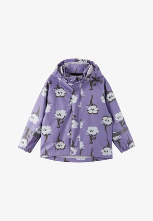 Giacca impermeabile viola con motivo floreale in bianco e verde scuro. Presenta un cappuccio e chiusura a bottoni. Texture liscia e lucida.