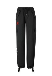 Zwarte cargobroek met elastische tailleband, trekkoordsluiting, twee zijzakken en een bedrukking op één been.