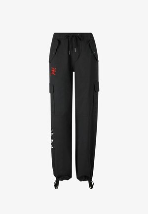 Pantaloni cargo neri con vita elastica, chiusura con cordino, due tasche laterali e un design stampato su una gamba.