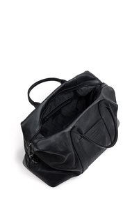 Czarna skórzana torba podróżna z teksturowanym wykończeniem, z dwoma uchwytami, zamknięciem na zamek błyskawiczny u góry i wzorzystym wnętrzem. Zawiera wewnętrzną kieszeń na zamek.