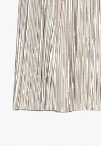Plisowana metaliczna spódnica w srebrnych i kremowych tonach, z równoległymi teksturowanymi paskami i delikatnym połyskiem dla dodatkowej głębi.