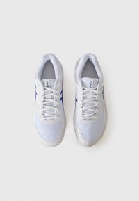 Witte sport schoenen van mesh en synthetische materialen, met blauwe accenten en platte veters, ontworpen voor comfort en prestaties.