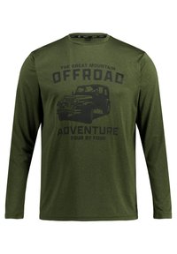 Camicia verde a maniche lunghe con una grafica di un Jeep e testo che recita "AVVENTURA FUORI STRADA QUATTRO PER QUATTRO" in un carattere scuro.