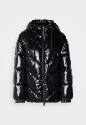 Schwarze Daunenjacke mit glänzender Oberfläche, gestepptem Chevron-Muster, verstellbare Kapuze und elastischen Bündchen. Verfügt über einen Reißverschluss vorne zum Schließen.