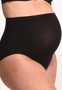 Biancheria intima per maternità nera con design a vita alta. Il tessuto è liscio con una sottile texture, offrendo copertura e supporto.
