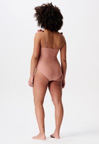 Mauve badpak met dunne verstelbare bandjes, ruches op de schouders en een soepele, aansluitende pasvorm.