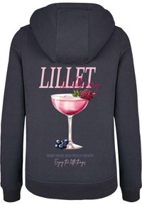 Felpa blu scura con un'immagine di un cocktail rosa in un bicchiere, adornato con frutti di bosco e la scritta "LILLET Wildberry" e "Goditi le piccole cose."