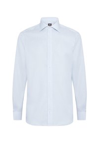 Camicia da uomo a maniche lunghe di colore azzurro chiaro con sottili strisce verticali bianche e bottoni bianchi lungo la parte anteriore.