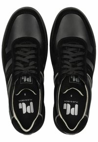 Černé sportovní boty kombinující kůži a velur, s designem na šněrování, polstrovaným límcem a logem na stélce.