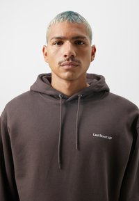 Last Resort AB MONOGRAM UNISEX - Sudadera - dark brown