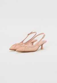 Breskveno obarvane slingback pete, izdelane iz gladkega materiala, z ostrim nosom in poudarkom v obliki pentlje spredaj. Nizka zasnova s kitten peto.