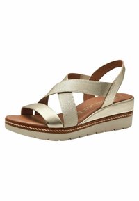 Sandalette mit Keilabsatz in Metallic-Gold, mit überkreuzten Stoffriemen, offenem Zehenbereich und gepolsterter Einlegesohle auf einer strukturierten weißen Plateausohle.