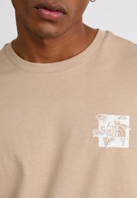 The North Face CONNECT RELAXED TEE GRAPHIC - Majica kratkih rukava s printom - mushroom grey
