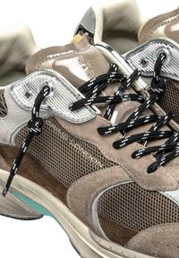 Sneaker sportivi beige e marroni con lacci neri e bianchi, dettagli in mesh e camoscio, e brand "CRIME LONDON" sul lato.