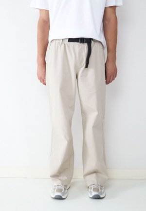 Balmohk, Elastic Contrast Waistband - Stoffhose - off-white denim