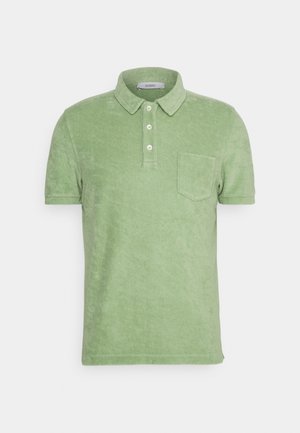Polo à manches courtes en coton vert clair, avec un col, une patte de boutonnage à trois boutons et une poche sur la poitrine. Fini doux et texturé.