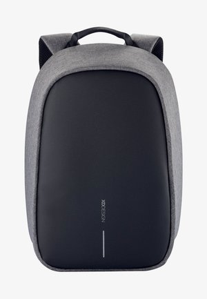 Grauer Stoff-Rucksack mit einem glatten schwarzen Panel, versehen mit einem dezenten Logo und einem horizontalen Akzentstreifen. Gepolsterte Schultergurte sind enthalten.