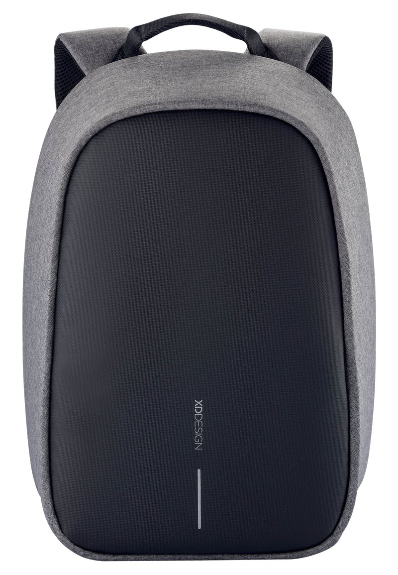 Zaino in tessuto grigio con un pannello nero liscio, caratterizzato da un logo sottile e una linea di accento orizzontale. Include spallacci imbottiti.