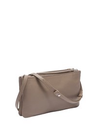 Skórzana torba na ramię w miękkim odcieniu taupe, z zamkiem błyskawicznym, regulowanym paskiem, gładką fakturą i minimalistycznym designem. Brak widocznych metalowych ozdób.