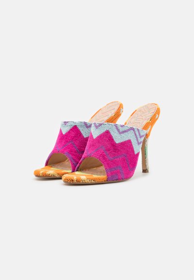 Mule multicolore open-toe con motivo a zigzag in rosa, blu e arancione. Il tacco è alto e cilindrico con una soletta testurizzata.
