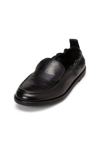 Schwarzer Leder-Schlupfschuh mit glatter Oberfläche, runder Zehenpartie, geschwungenem Rand und flachem Sohlenprofil. Entwickelt für ein einfaches An- und Ausziehen.