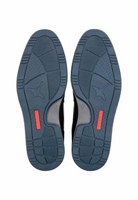 Suole di scarpe sportive nere con gomma testurizzata, dotate di un accentuato dettaglio rosso e un logo, progettate per trazione e durata.