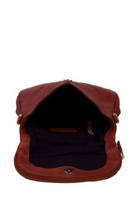 Borsa in pelle marrone con chiusura a zip, dotata di un interno in tessuto nero e una piccola tasca con zip. La borsa ha una texture morbida e liscia.