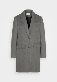 Blazer gris en espiga con solapa con muesca, cierre de botón simple, dos bolsillos frontales y forro negro. Ajuste entallado, diseño de longitud media.