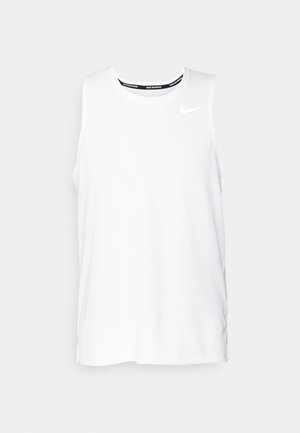 Haut de course Nike sans manches de couleur blanche avec un col rond, texture lisse et logo Nike noir sur le haut à gauche de la poitrine.