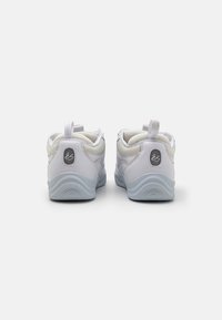 Weiße und hellgraue Sneakers mit strukturierten Mesh-Seiten, einer abgerundeten Zehenpartie und Zuglaschen. Mit einem Logo an der Ferse und einer Gummisohle.