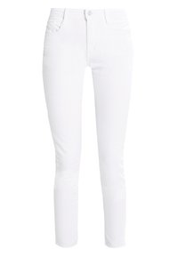 Jeans de denim blanco con un corte Slim, que cuentan con bolsillos frontales, cierre de botón y una textura limpia y suave sin desgastes visibles.