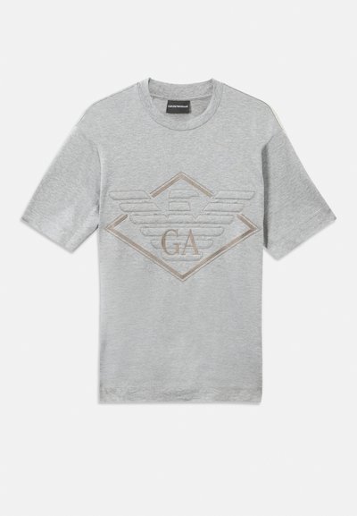 Gray short-sleeve t-shirt made of cotton. Features an embroidered diamond logo with "GA" and wing details in beige. Crew neckline.