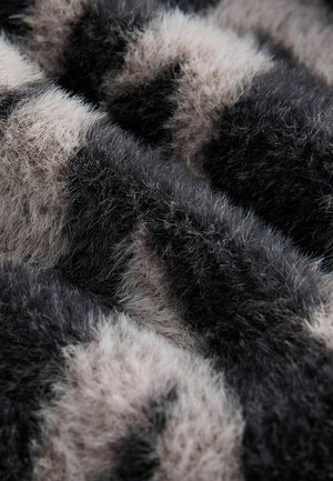 Tessuto morbido e testurizzato con motivi in pelliccia grigio scuro e rosa tenue alternati, caratterizzato da fibre lunghe che creano un aspetto soffice.