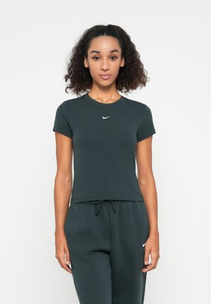 Mørkegrønn bomulls t-skjorte med korte ermer, rund halslinning og hvit Nike-logo på brystet. Kombinert med matchende mørkegrønne joggebukser.