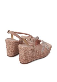 Sandalias de cuña con plataforma de yute trenzado, tiras de ante rosa claro y acentos de cristal a lo largo de las tiras. Plantilla suave y texturizada.